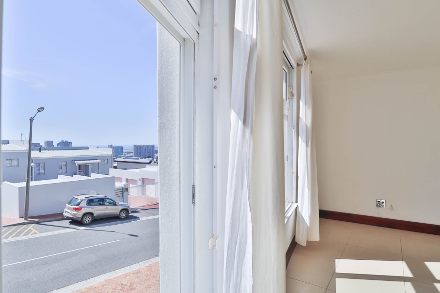 2 Bedroom Property for Sale in Vredehoek Western Cape
